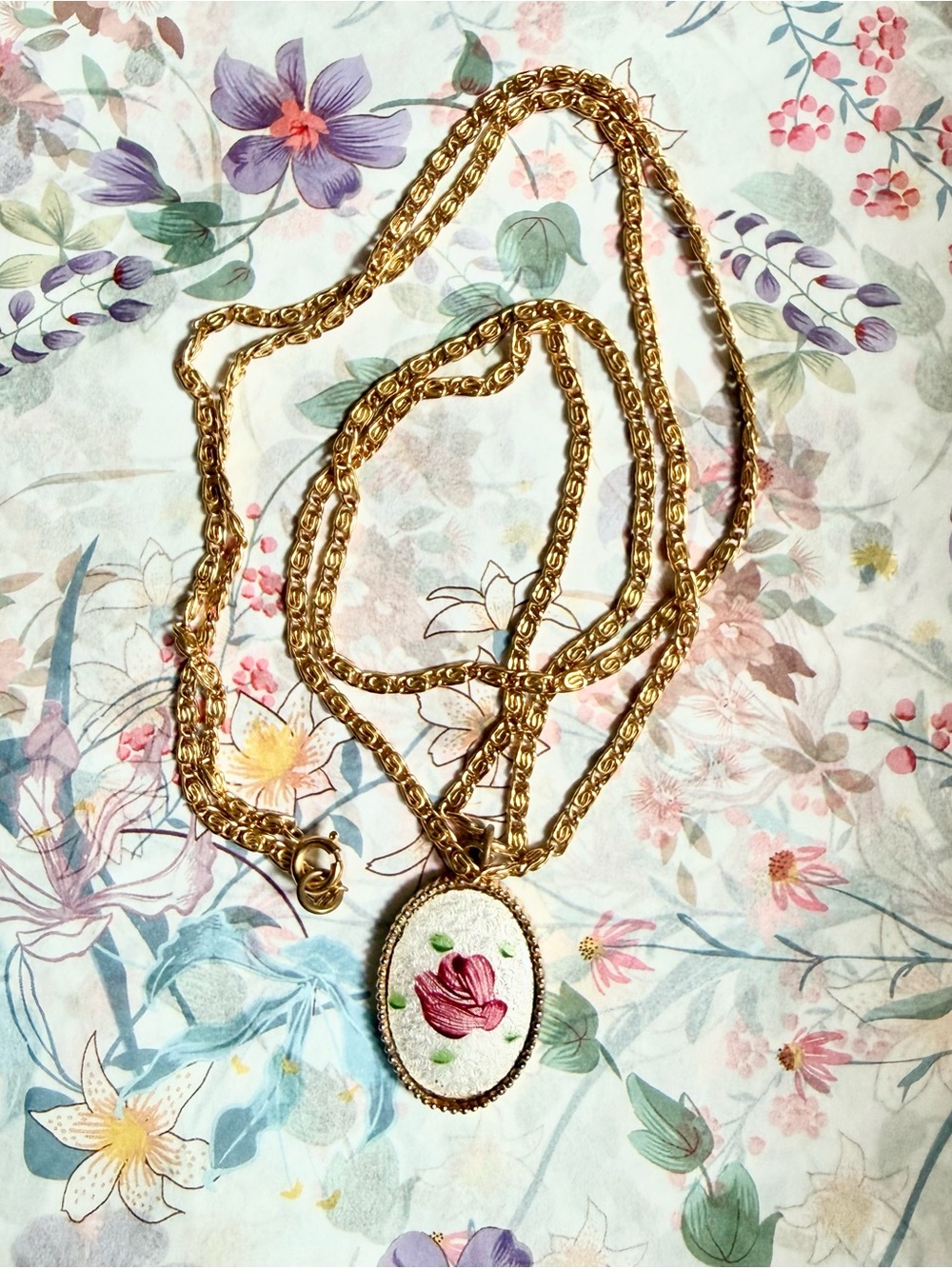 Vintage Gold Tone Necklace with Floral Cameo Pendant